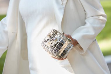 Beyaz ceketli ve elinde çiçekler olan kadın Giorgio Armani moda defilesinden önce, Milan Moda Haftası 22 Eylül 2017 'de Milano' da.