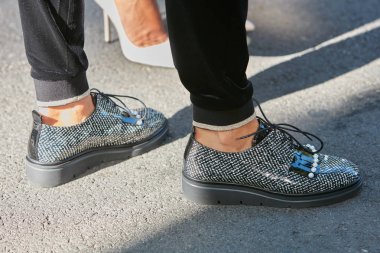 Giorgio Armani moda defilesinden önce siyah beyaz ayakkabılı kadın, Milan Moda Haftası 22 Eylül 2017 'de Milano' da.