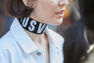 22 Eylül 2017 'de Milan' da Giorgio Armani moda defilesinden önce dudağına piercing takan siyah beyaz boyunlu kadın..