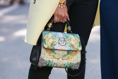 Philippe Plein 'in sarı çantalı kadını Marco de Vincenzo moda defilesinden önce, Milan Moda Haftası tarzı 22 Eylül 2017' de Milano 'da.