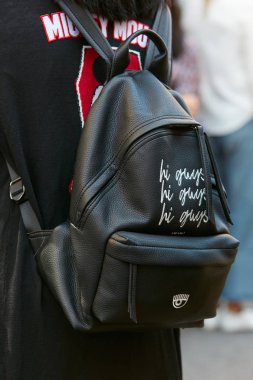 22 Eylül 2017 'de Milano' da Milano Moda Haftası defilesinden önce siyah deri sırt çantalı ve göz tasarımlı bir kadın..