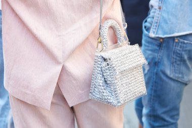 22 Eylül 2017 'de Milano' da Milano Moda Haftası defilesinden önce şeffaf plastik, kumaş çanta ve pembe takım elbiseli bir kadın..
