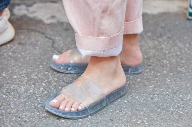 22 Eylül 2017 'de Milano' da Milan Moda Haftası defilesinden önce saydam havuz terlikleri ve pembe takım elbiseli bir kadın..