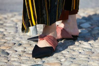 22 Eylül 2017 'de Milan' da Marco de Vincenzo moda defilesinden önce pembe kadife kurdeleli ve siyah ve sarı çizgili etekli kadın..