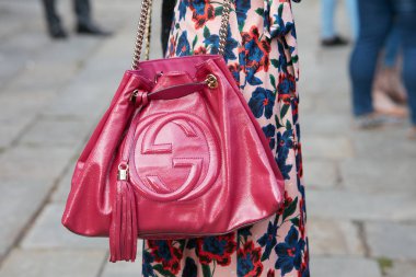Versace defilesinden önce kırmızı kirazlı Gucci çantalı ve çiçek desenli elbisesi olan kadın, Milan Moda Haftası tarzı 22 Eylül 2017, Milano.