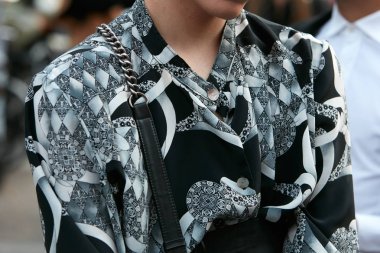 Giorgio Armani moda defilesinden önce nacre düğmeli siyah beyaz ipek geometrik tasarım gömlekli kadın, Milan Moda Haftası tarzı 22 Eylül 2017, Milano.