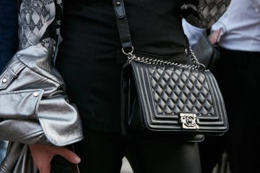 Giorgio Armani defilesinden önce siyah deri çantalı ve gümüş renkli deri ceketli kadın, Milan Moda Haftası 22 Eylül 2017 'de Milano' da.