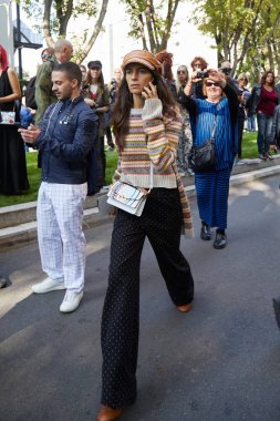 Giorgio Armani defilesinden önce Chiara Totire, Milano Moda Haftası sokak stili 22 Eylül 2017'de Milano'da.