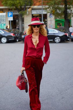 Giorgio Armani defilesinden önce kırmızı kadife pantolon ve şapkalı Elina Halimi, Milano Moda Haftası sokak stili 22 Eylül 2017'de Milano'da.
