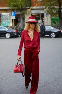 Giorgio Armani defilesinden önce kırmızı kadife pantolon ve şapkalı Elina Halimi, Milano Moda Haftası sokak stili 22 Eylül 2017'de Milano'da.