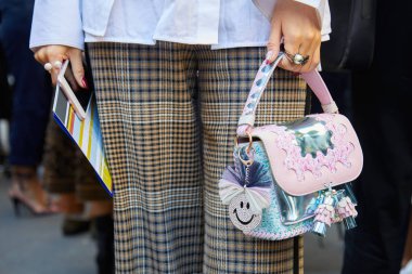 22 Eylül 2017 'de Milano' da, Sportmax moda defilesinden önce, Pastel pembe ve mavi metal çantalı kadın..