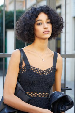 Süper model Damaris Goddrie Sonra Sportmax defile, Milano Moda Haftası sokak stili Eylül'de 22, 2017 Milano.