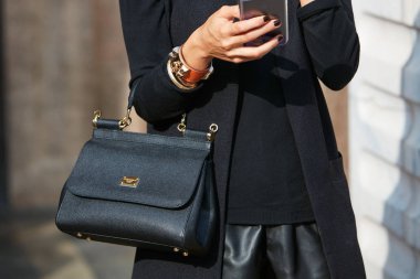 Dolce ve Gabbana marka siyah deri çantalı ve altın bileziği olan kadın Gabriele Colangelo moda defilesinden önce, Milan Moda Haftası tarzı 23 Eylül 2017 'de Milano' da.