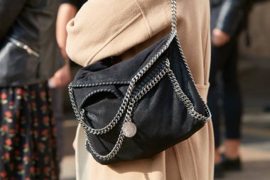 23 Eylül 2017 'de Milan' da Gabriele Colangelo moda defilesinden önce Stella Mc Cartney ve bej ceketli bir kadın..