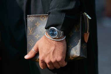 Gabriele Colangelo defilesinden önce mavi kadranlı Rolex Air King saat ve Louis Vuitton çantalı adam, Milano Moda Haftası sokak stili 23 Eylül 2017'de Milano'da.