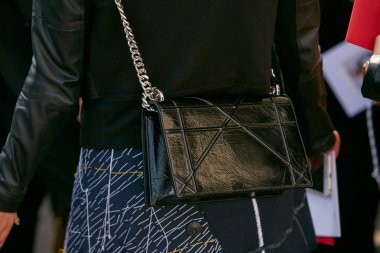 Gabriele Colangelo defilesinden önce gümüş zincirli siyah deri çantalı kadın, Milan Moda Haftası 23 Eylül 2017 'de Milano' da.