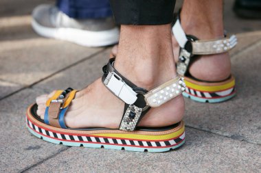 Gabriele Colangelo defilesinden önce renkli sandaletleri olan adam, Milano Moda Haftası sokak stili 23 Eylül 2017'de Milano'da.