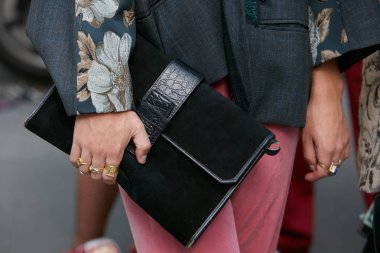 Antonio Marras defilesinden önce siyah deri çantalı ve pembe pantolonlu adam, Milano Moda Haftası sokak stili 23 Eylül 2017'de Milano'da.