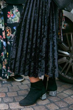 Gümüş renkli topuklu ve siyah kadife etekli kadın Antonio Marras defilesinden önce, Milan Moda Haftası sokak stili 23 Eylül 2017 'de Milano' da.