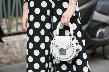 Beyaz Salar deri çantalı ve siyah elbiseli kadın Antonio Marras moda defilesinden önce, Milan Moda Haftası tarzı 23 Eylül 2017 'de Milano' da.
