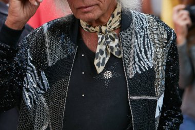 Antonio Marras defilesinden önce gümüş ve siyah payetleri olan siyah ceketli adam, Milano Moda Haftası sokak stili 23 Eylül 2017'de Milano'da.