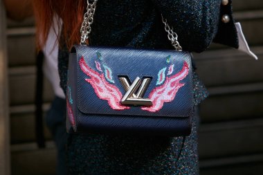 Antonio Marras moda defilesinden önce siyah Louis Vuitton çantalı kadın. Milan Moda Haftası. 23 Eylül 2017 'de Milano' da..