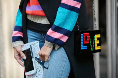 23 Eylül 2017 'de Milan' da, Milan Moda Haftası defilesinden önce lego tuğlalı ve çizgili gömlekli bir kadın vardı..