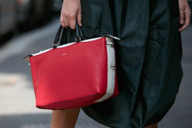 Kırmızı beyaz Furla çantalı kadın Antonio Marras moda defilesinden önce, Milan Moda Haftası sokak stili 23 Eylül 2017, Milano.