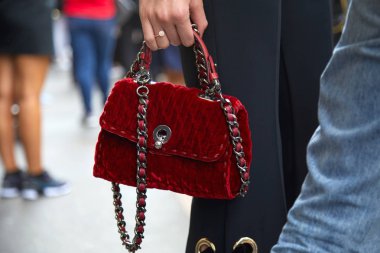 Ermanno Scervino moda defilesinden önce koyu kırmızı kadife ve mavi pantolonlu küçük çantalı kadın, Milan Moda Haftası tarzı 23 Eylül 2017 'de Milano' da.