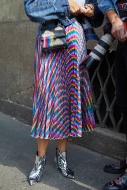 Ermanno Scervino moda defilesinden önce gümüş ayakkabılı, uzun, metalik katlı etekli kadın, Milan Moda Haftası tarzı 23 Eylül 2017 'de Milano' da.