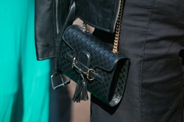 Trussardi moda defilesinden önce altın zincirli siyah deri çantalı kadın, Milan Moda Haftası tarzı 24 Eylül 2017, Milano.