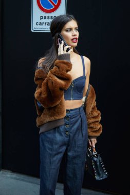 Dolce ve Gabbana defilesinden sonra süper manken Adriana Lima, 24 Eylül 2017'de Milano Moda Haftası sokak stili.