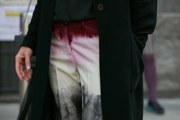 Mulher com macio vermelho, rosa, branco e cinza calças cores antes Giorgio Armani desfile de moda, Milan Fashion Week estilo de rua em setembro 22, 2017 em Milão . — Fotografia de Stock