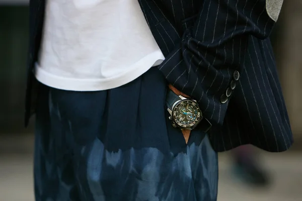 Homem com relógio Citizen, jaqueta listrada e calças azuis antes Giorgio Armani desfile de moda, estilo de rua Milan Fashion Week em setembro 22, 2017 em Milão . — Fotografia de Stock