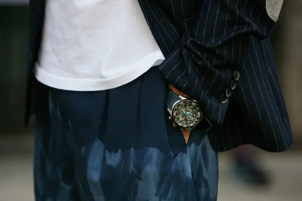 Man with Citizen watch, jaket merah muda dan celana biru sebelum peragaan busana Giorgio Armani, Milan Fashion Week street style pada 22 September 2017 di Milan . — Stok Foto