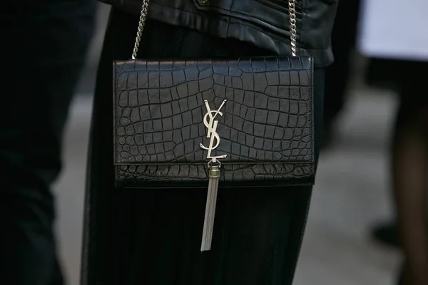 Nő fekete krokodil bőr Yves Saint Laurent táska előtt Giorgio Armani divatbemutató, Milánó Fashion Week utcai stílus szeptember 22, 2017 a Milan. — Stock Fotó