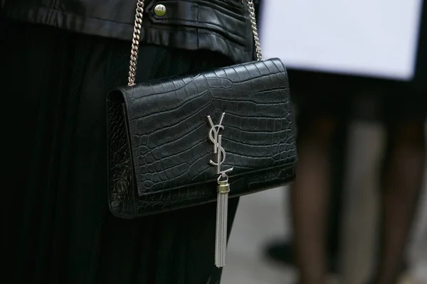 Wanita dengan kulit buaya hitam Yves Saint Laurent bag sebelum peragaan busana Giorgio Armani, Milan Fashion Week street style pada 22 September 2017 di Milan . — Stok Foto