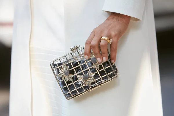 Mujer con bolsa de rejilla de plata con decoraciones florales y anillo de oro antes de Giorgio Armani desfile de moda, Milan Fashion Week street style on septiembre 22, 2017 in Milan . — Foto de Stock