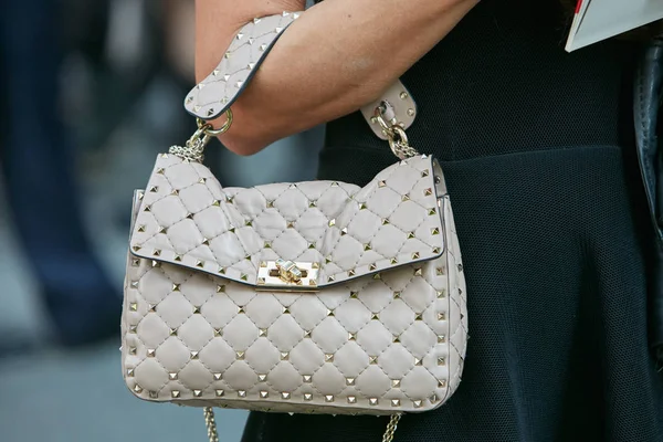 Giorgio Armani moda defilesinden önce bej renkli deri çantalı kadın. Milan Moda Haftası 22 Eylül 2017 'de Milano' da..