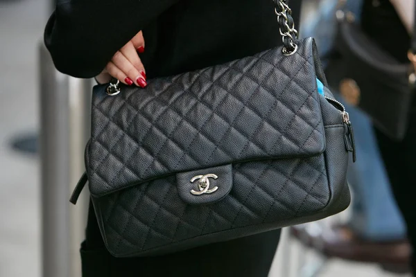 Женщина с черной кожаной сумкой Chanel перед показом мод Джорджио Армани, стиль улицы Недели Моды в Милане 22 сентября 2017 года . — стоковое фото