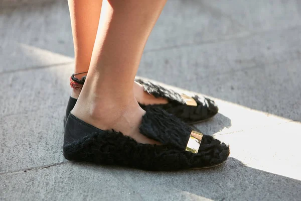 Женщина в обуви из черного меха с золотыми деталями перед показом мод Джорджио Армани, уличный стиль Миланской недели моды 22 сентября 2017 года в Милане . — стоковое фото