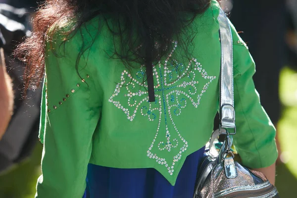 Vrouw met groene jas met kruisdecoratie en zilveren tas voor de modeshow Giorgio Armani, Milaan Fashion Week street style op 22 september 2017 in Milaan. — Stockfoto