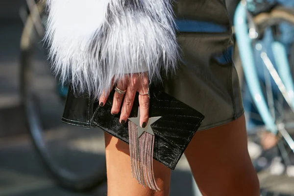Mulher com saco com estrela de metal, manga de pele branca e saia antes Giorgio Armani desfile de moda, Milan Fashion Week street style em setembro 22, 2017 em Milão . — Fotografia de Stock