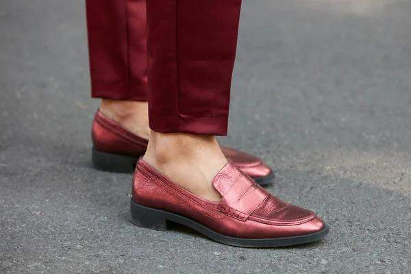 Giorgio Armani moda defilesinden önce kırmızı metalik deri ayakkabılı ve pantolonlu kadın, Milan Moda Haftası 22 Eylül 2017 'de Milano' da. — Stok fotoğraf