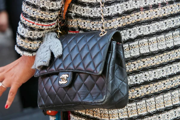 Nő fekete bőr Chanel táska előtt Giorgio Armani divatbemutató, Milánó Fashion Week utcai stílus szeptember 22, 2017 a Milan. — Stock Fotó
