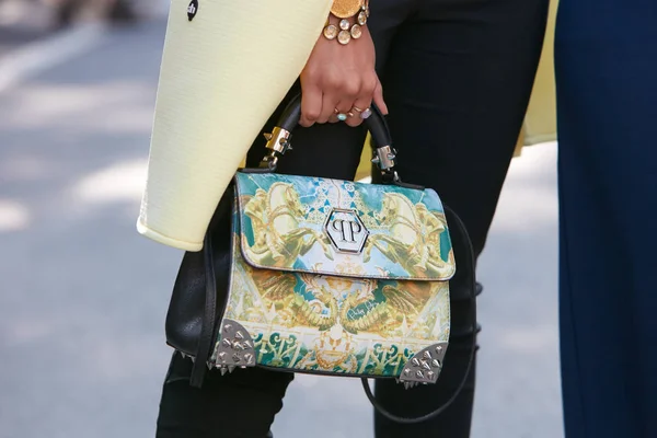 Philippe Plein 'in sarı çantalı kadını Marco de Vincenzo moda defilesinden önce, Milan Moda Haftası tarzı 22 Eylül 2017' de Milano 'da.