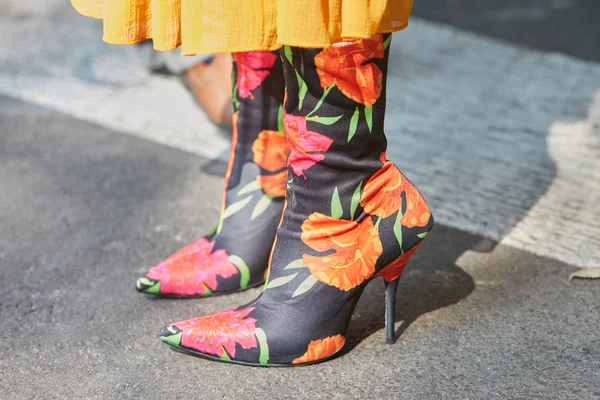 Kvinna med högklackade kängor med blommiga dekorationer och gul kjol inför Giorgio Armani modevisning, Milan Fashion Week street style den 22 september 2017 i Milano. — Stockfoto