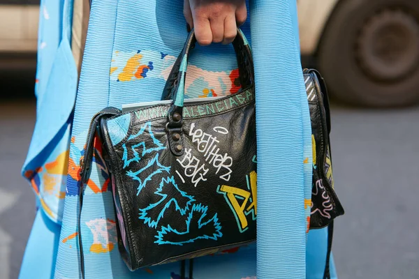 Woman with black leather Balenciaga bag and light blue dress before Sportmax fashion show, Milan Fashion Week street style on September 22, 2017 in Milan. — ストック写真