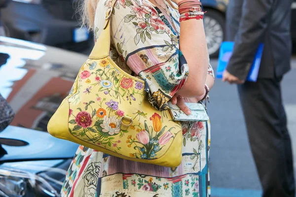 Mulher com saco amarelo com design floral e vestido decorado antes do desfile de moda Sportmax, estilo de rua Milan Fashion Week em setembro 22, 2017 em Milão . — Fotografia de Stock