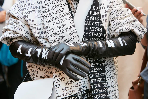 Woman with black leather gloves and white coat with writings before Sportmax επίδειξη μόδας, Milan Fashion Week street style on September 22, 2017 στο Μιλάνο. — Φωτογραφία Αρχείου